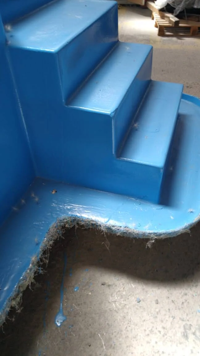 Detalle de la escalera de peldaños de un vaso de fibra de vidrio