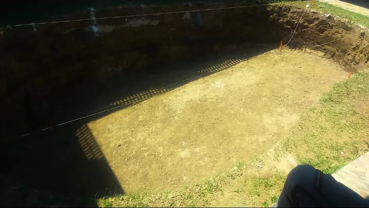 Excavación con lienzas marcando el nivel