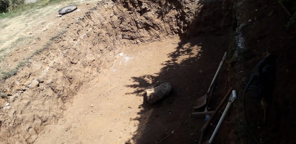 Detalle del terreno excavado con herramientas