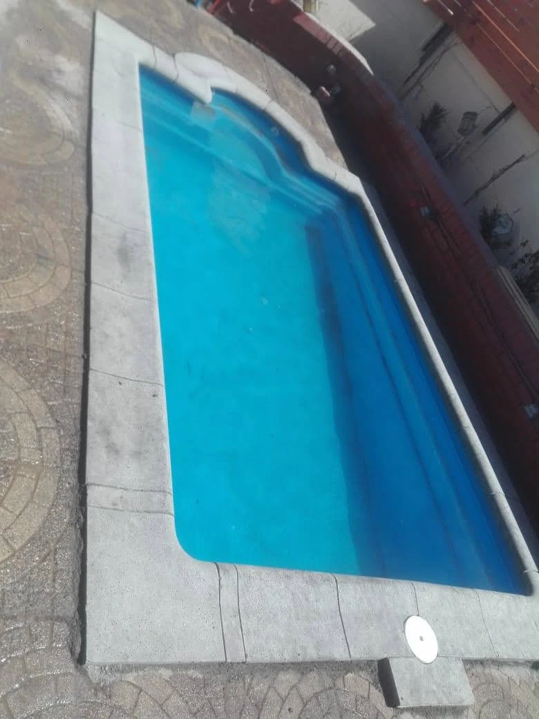 Borde de piscina terminado con pastelones