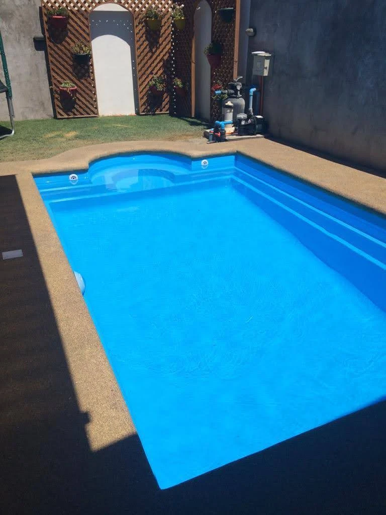 Borde Fulget color arena en una piscina con banca