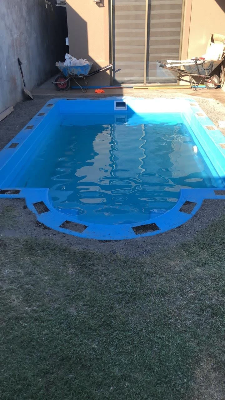 Piscina con remate semicircular instalada, sin borde terminado