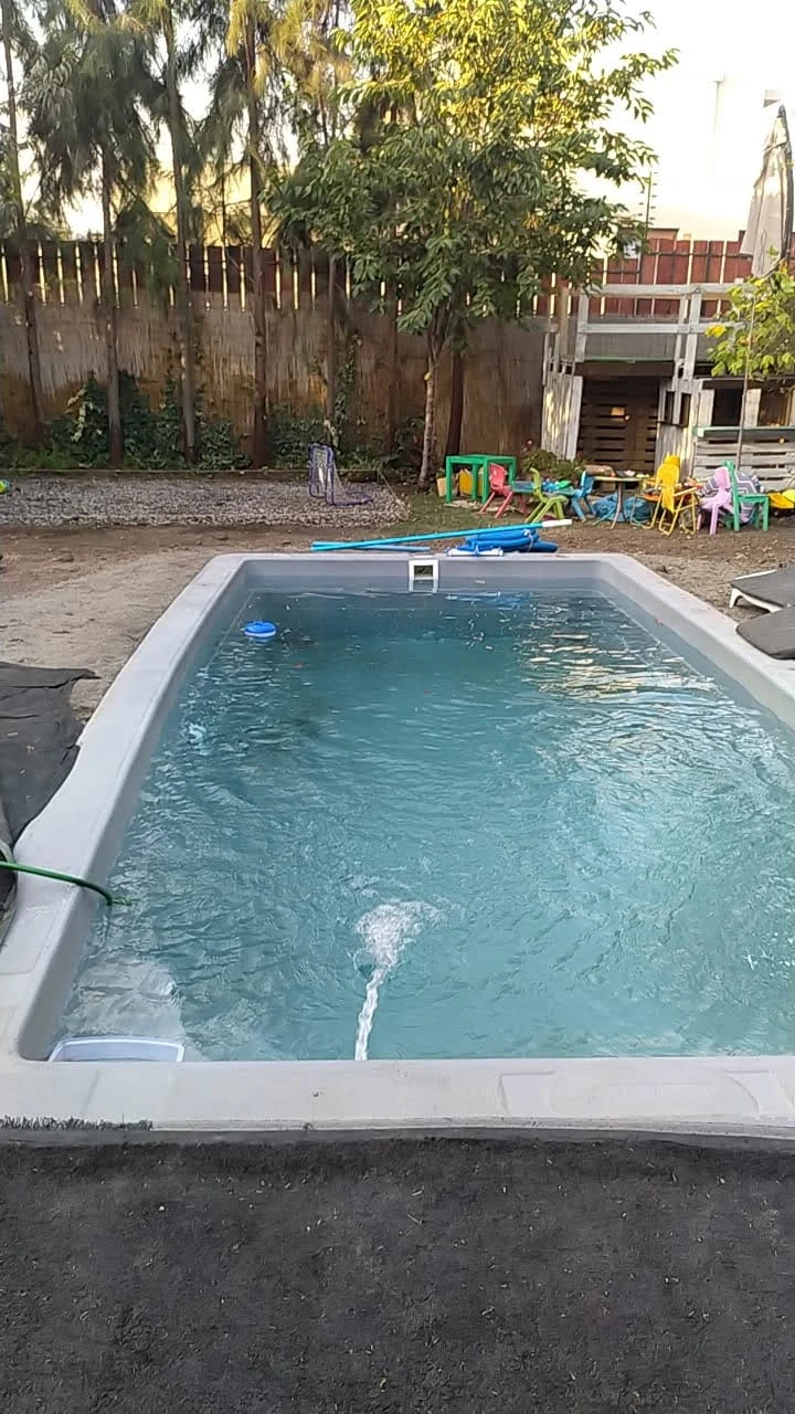 Piscina con el borde de hormigón ya terminado